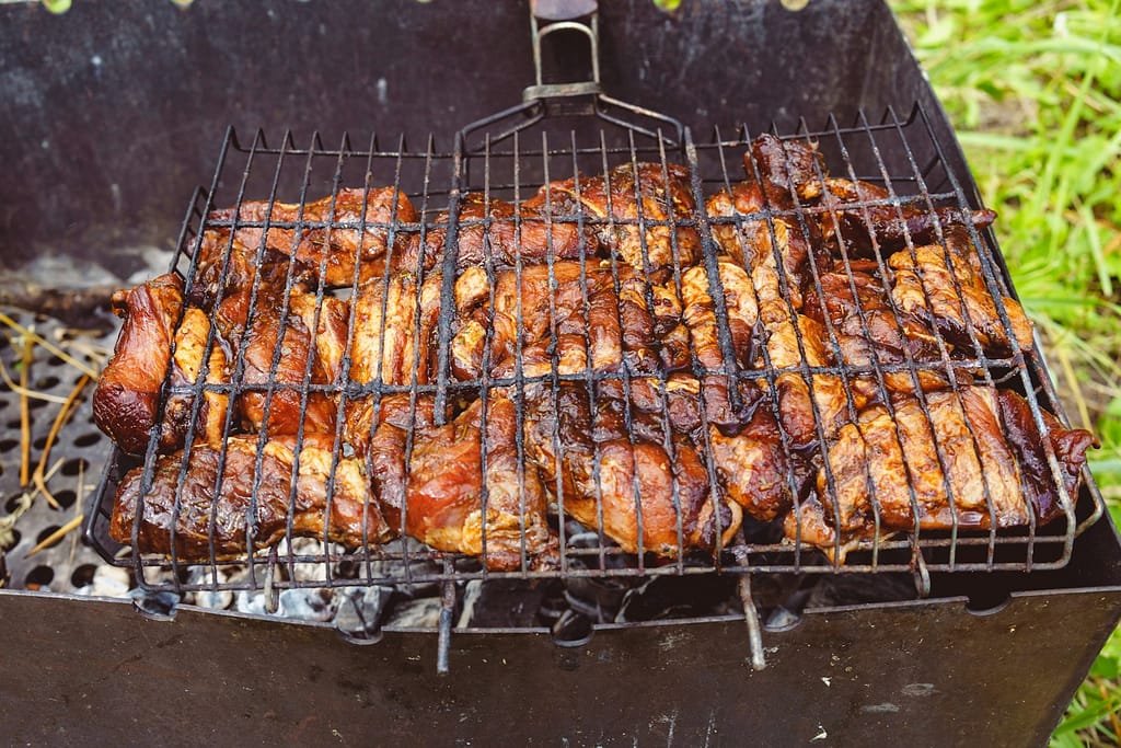 Kuřecí maso na venkovním grilu