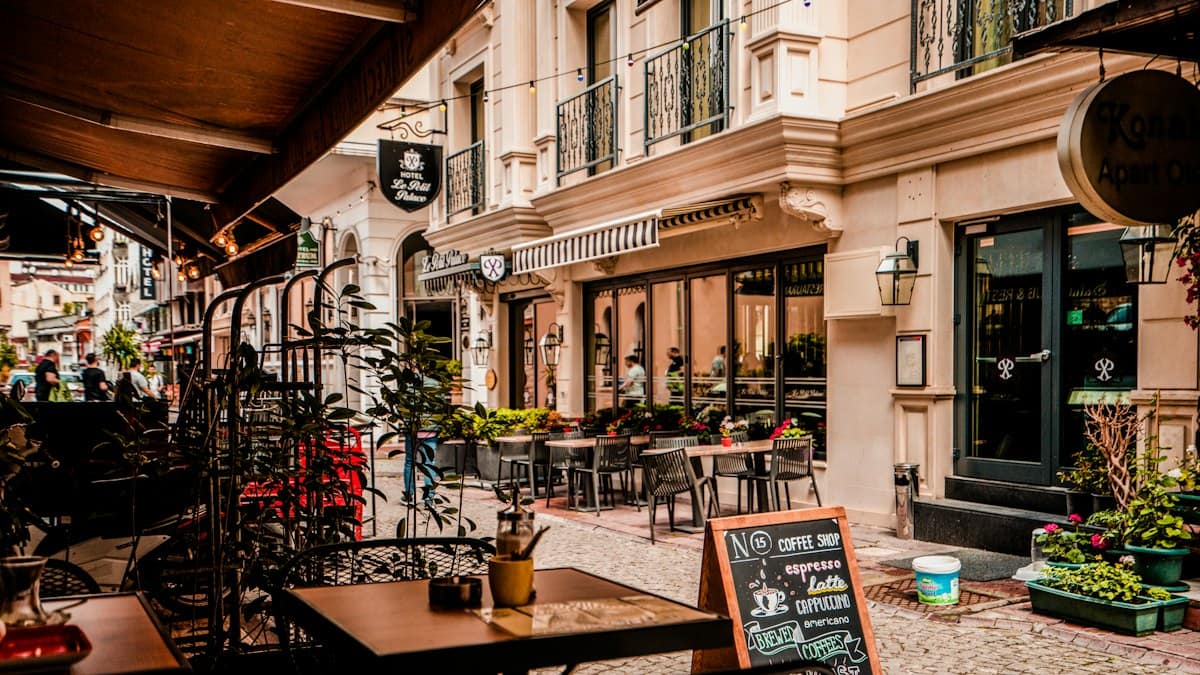 Exteriér restaurace: fasáda, výloha, štít a zahrádka