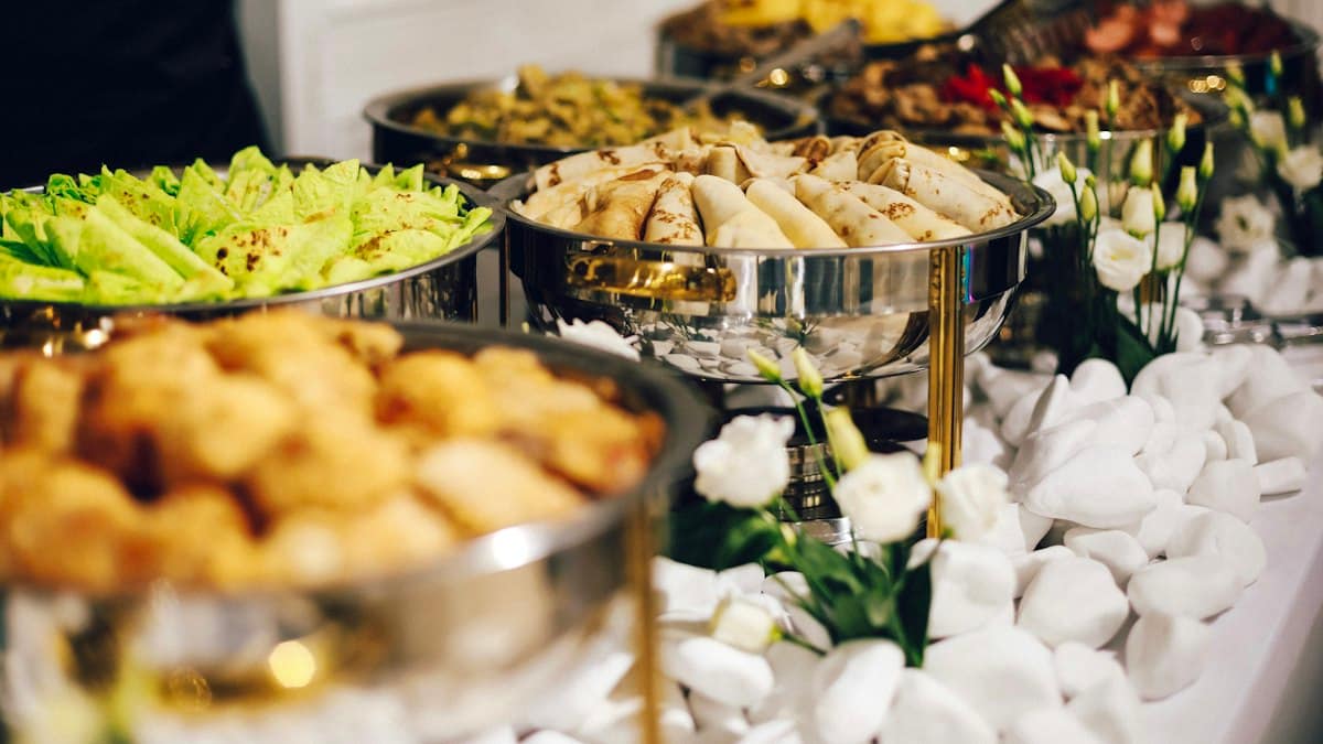 Firemní catering 2026: trendy, ceny, alergeny a výběr dodavatele
