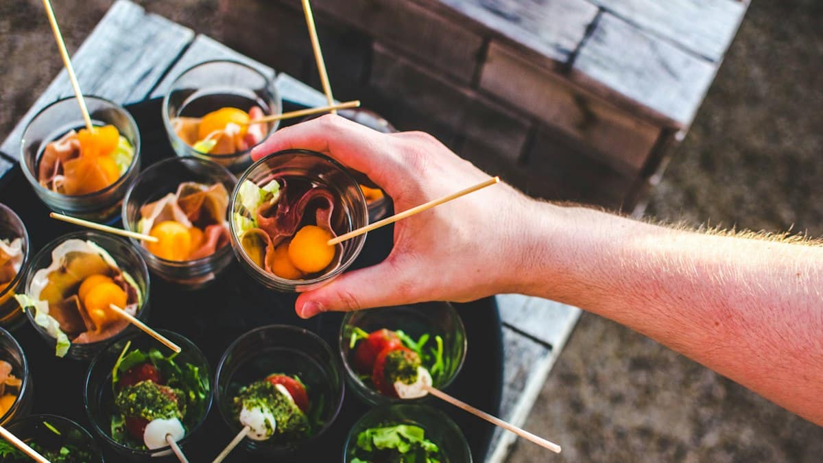 Firemní catering 2026: trendy, ceny, alergeny a výběr dodavatele