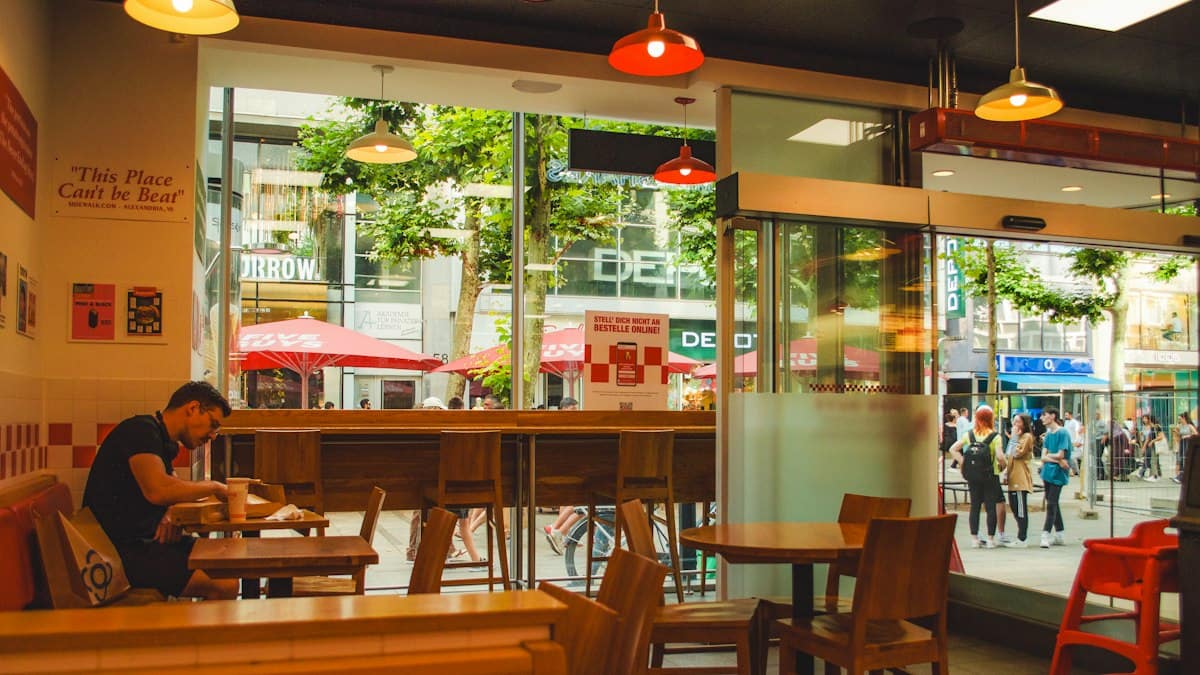 KFC na Václaváku otevřelo restauraci, jakou jinde v Evropě nenajdete. Koupíte tu i kuřecí ponožky