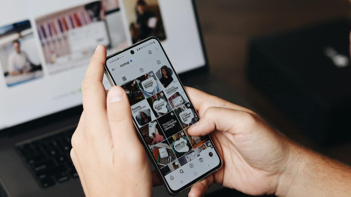 Na sítích vydělává už 10 let, peníze dává i do nemovitostí. Díky nim teď můžu studovat v Londýně, říká