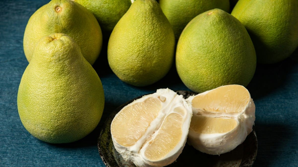 Největší citrus překvapí jemnou chutí. Obsahuje hodně vitaminu C, vlákniny i draslíku a skvěle podpoří imunitu