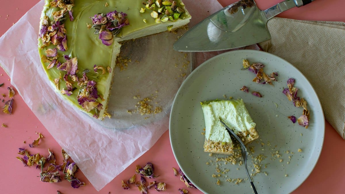 Rozložený cheesecake à la tvarohová buchta s povidly a jedlými květy podle La Farmy