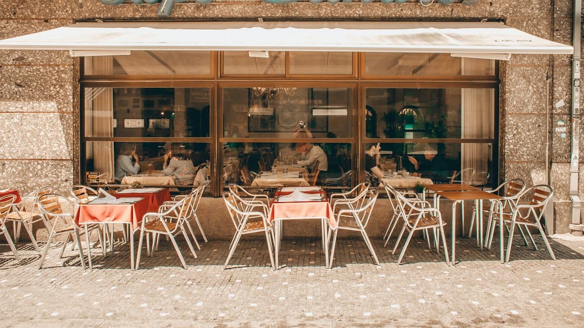 Interiér restaurace připravený na hosty