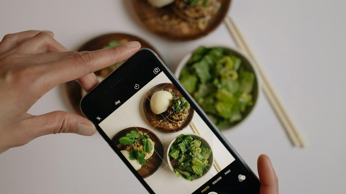 Influencer marketing pro restaurace: výběr, smlouva, měření