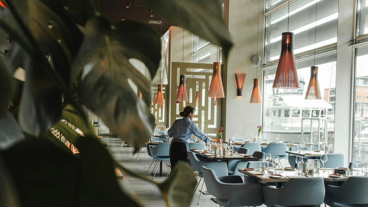 Influencer marketing pro restaurace: výběr, smlouva, měření