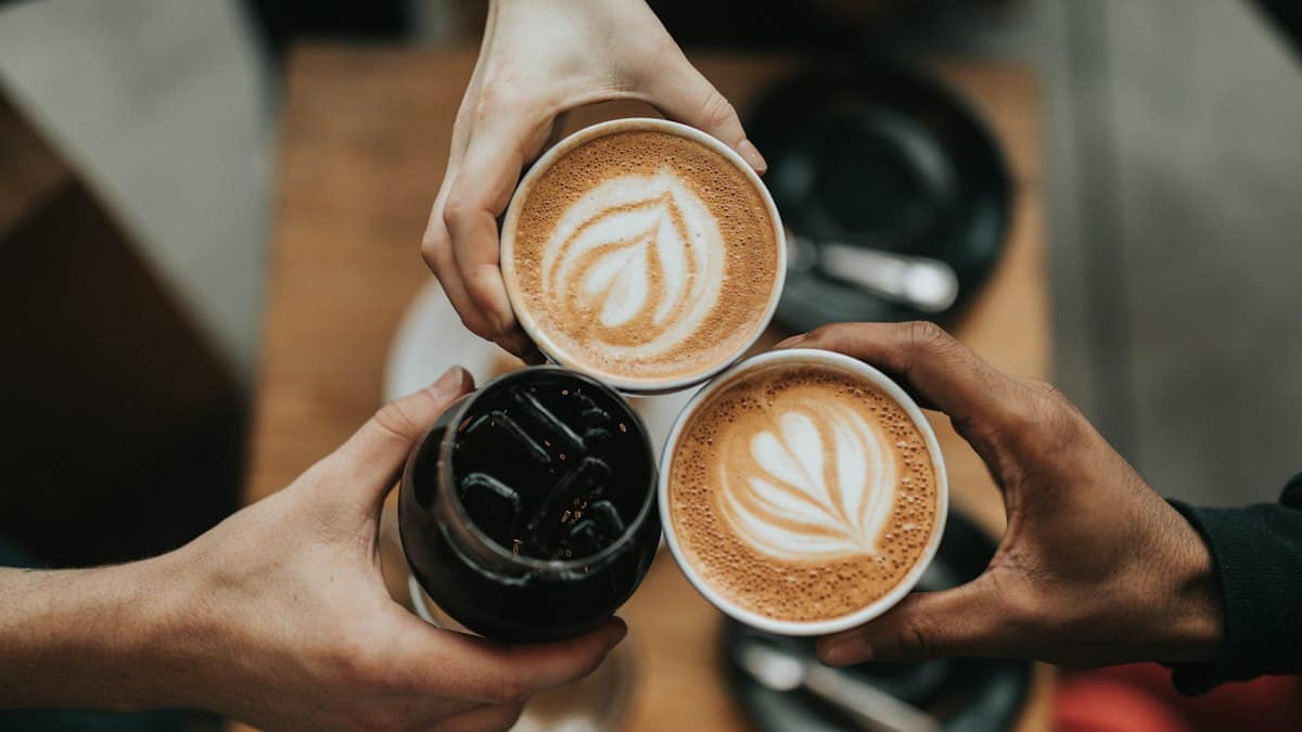 Konference catering: coffee breaky, oběd, porce a checklist