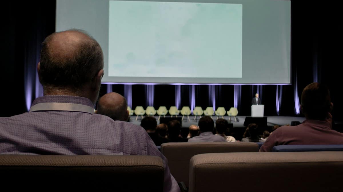Konference catering: coffee breaky, oběd, porce a checklist