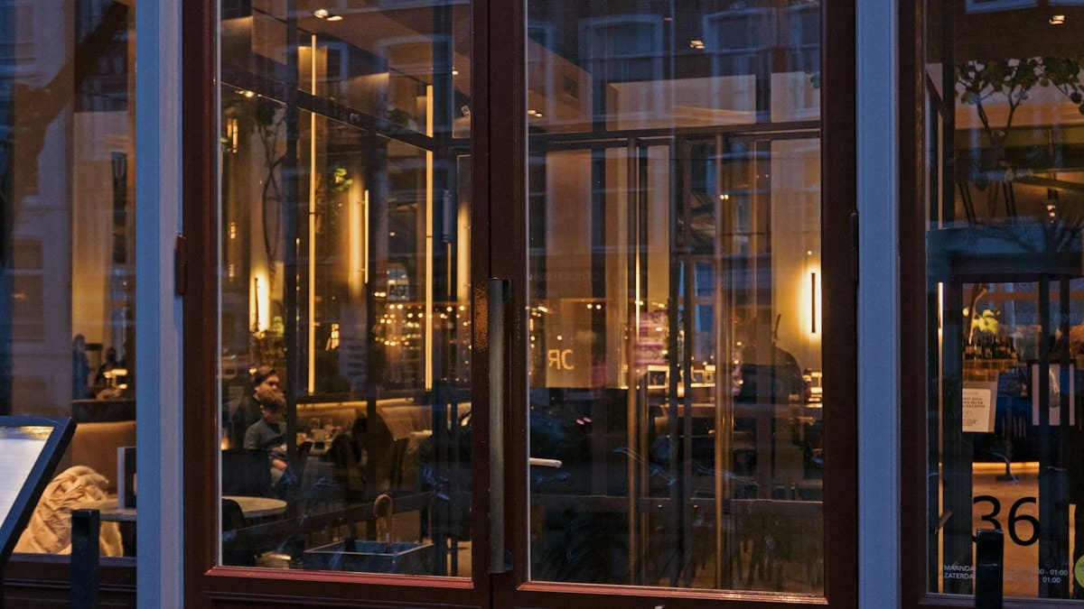 Navigace k restauraci: mapy, pin, vchod a lokální SEO