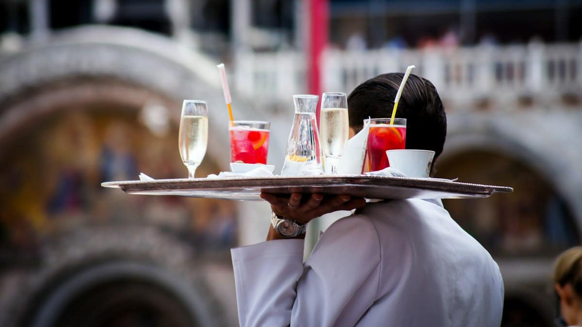 Prime cost v restauraci: mzdové náklady a odvody 2026