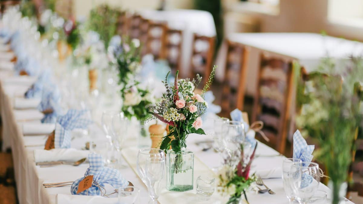 Svatební catering 2026: trendy, porce, nápoje, smlouva, degustace