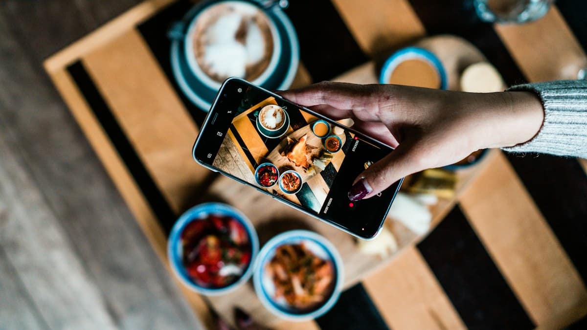 TikTok pro restaurace: formáty, natáčení, reklama a měření