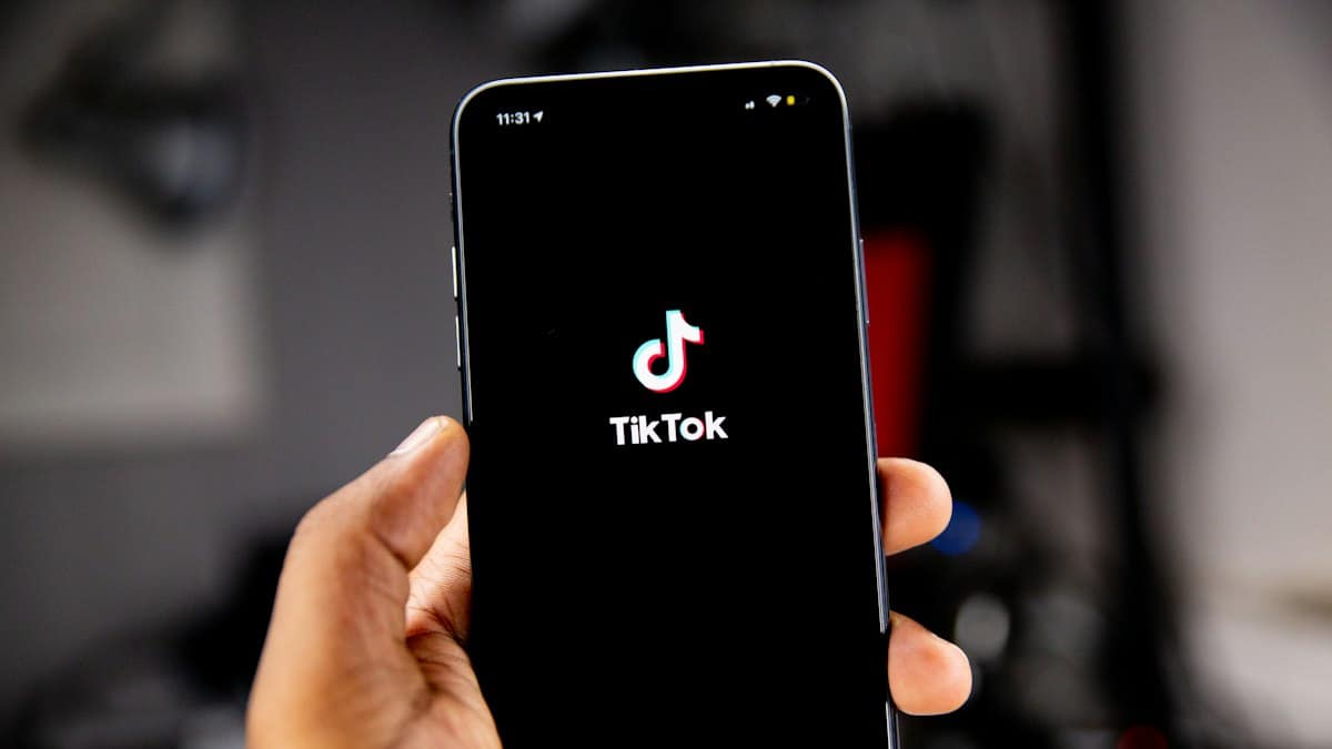 TikTok pro restaurace: formáty, natáčení, reklama a měření