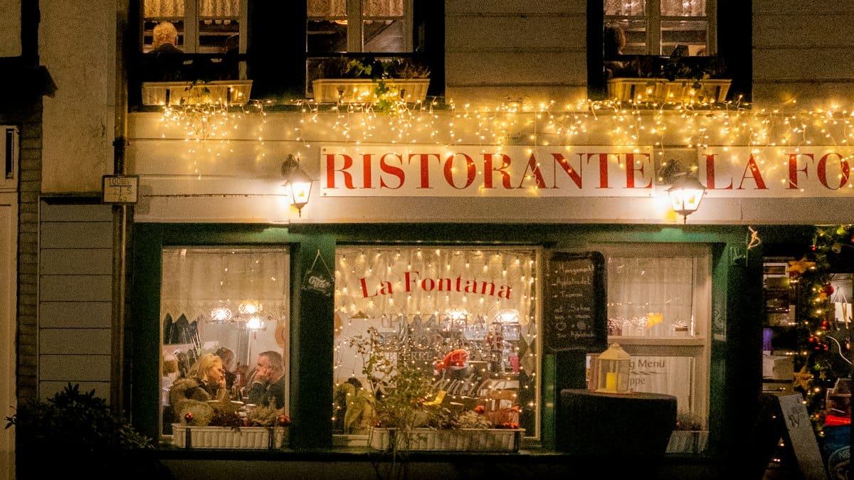 Exteriér restaurace: fasáda, výloha, štít a zahrádka