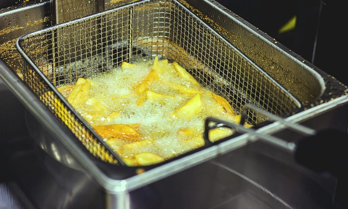 Hranolky smažené ve fritéze