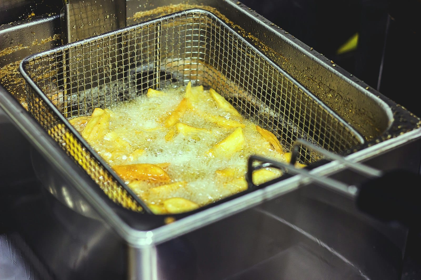 Hranolky smažené ve fritéze