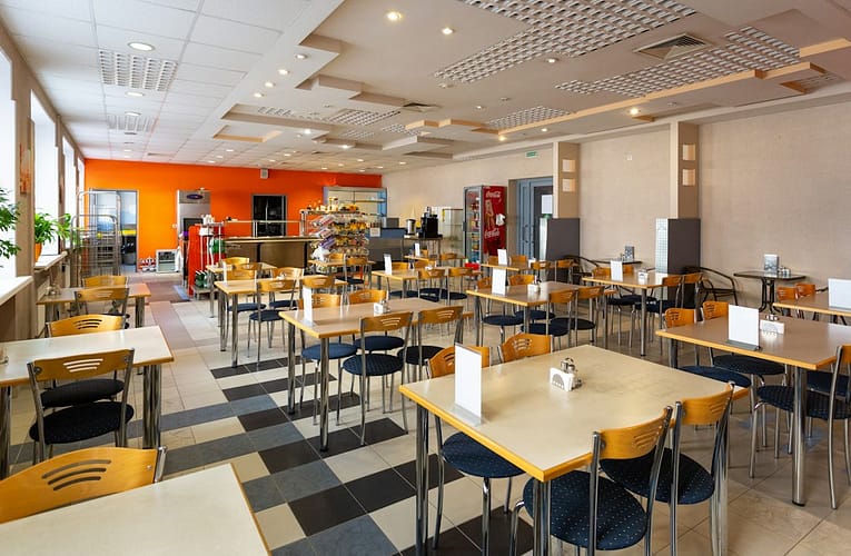 Bod zvratu restaurace: výpočet hostů a tržby na den