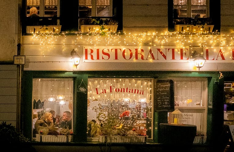 Exteriér restaurace: fasáda, výloha, štít a zahrádka