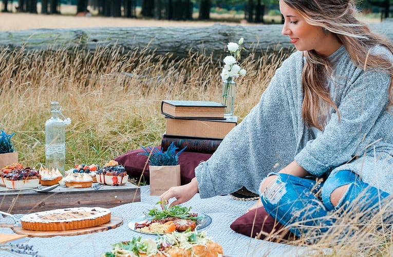 Firemní akce v přírodě na podzim: catering, počasí, povolení