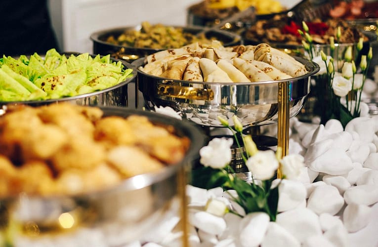 Firemní catering 2026: trendy, ceny, alergeny a výběr dodavatele