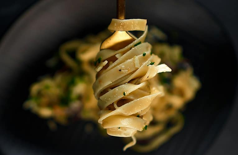 Linguine s karamelizovanou cibulí podle Pohlreicha: Originální, chutné a připravené za 30 minut!