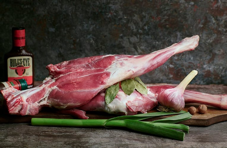 Nenechte se odradit vznešeným názvem. Ossobuco je luxusní milánská klasika téměř bez práce. Maso se rozpadá jako dort
