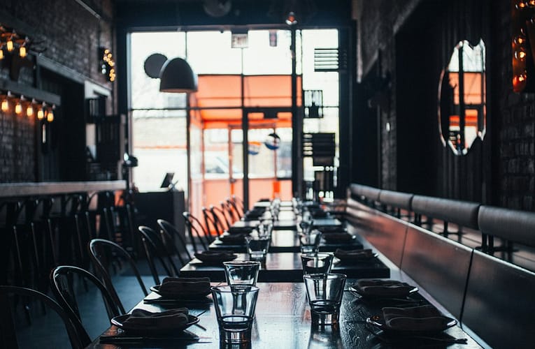 Restaurace, kavárny a bary počítají ztráty. Tržby loni spadly o třetinu
