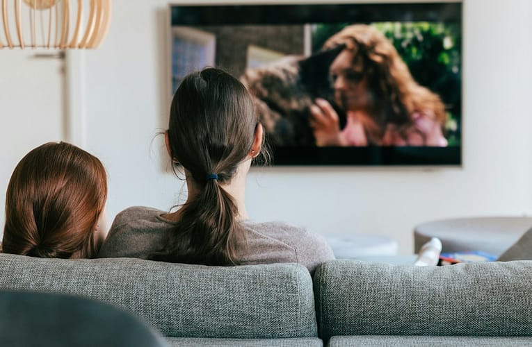 Rory z Gilmorek už je 45: Ona snad vůbec nestárne? Připomeňte si ikonický seriál dortem od Luka a podzimní sangrií