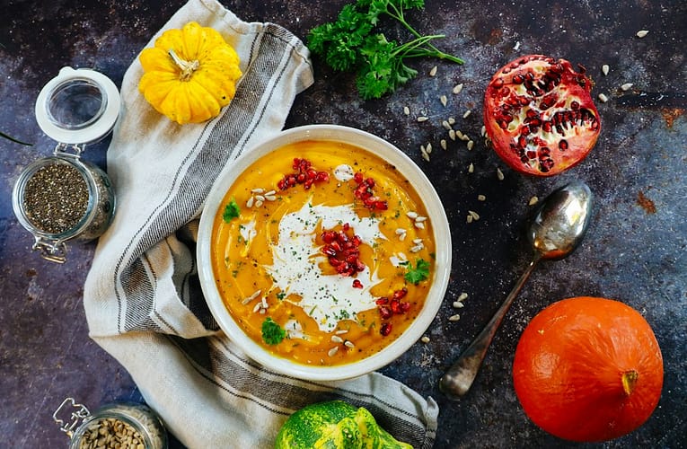 Sametová dýňová polévka s kokosovým mlékem hotová za 30 minut. Nasládlé hokkaido, voňavé kari a chilli v jednom hrnci