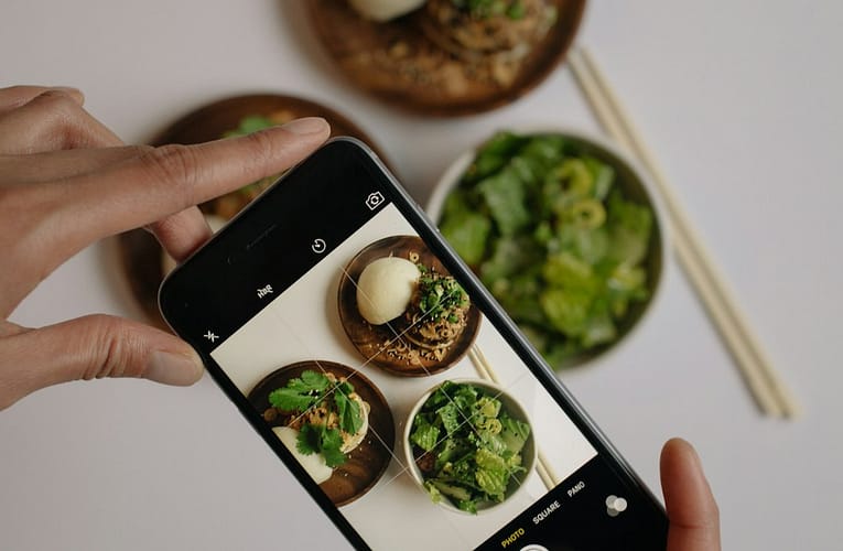 Influencer marketing pro restaurace: výběr, smlouva, měření