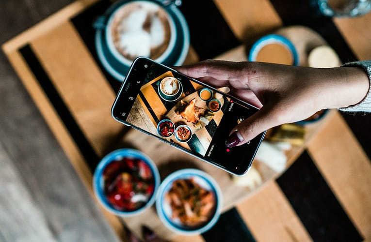 TikTok pro restaurace: formáty, natáčení, reklama a měření