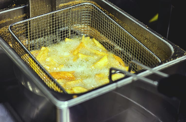 Čtvrtina požárů v kuchyních začíná u fritézy: Bezpečnostní checklist pro restaurace a velkokuchyně
