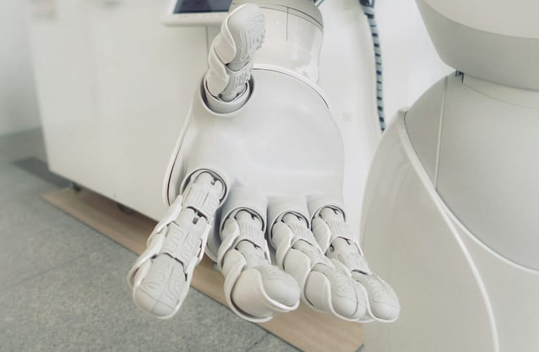 Roboti vaří na letišti, umělá inteligence účtuje na hokeji: Kde automatizace v gastru opravdu dává smysl